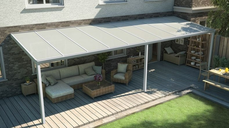 Terrassenüberdachung in matt weiß mit Polycarbonat Opal