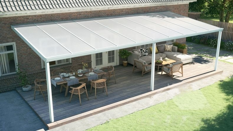 Terrassenüberdachung in matt weiß mit Polycarbonat Opal