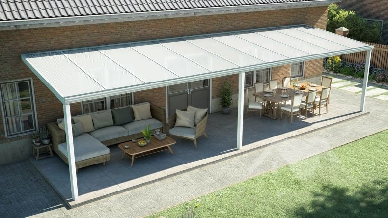 Terrassenüberdachung in matt weiß mit Polycarbonat Opal