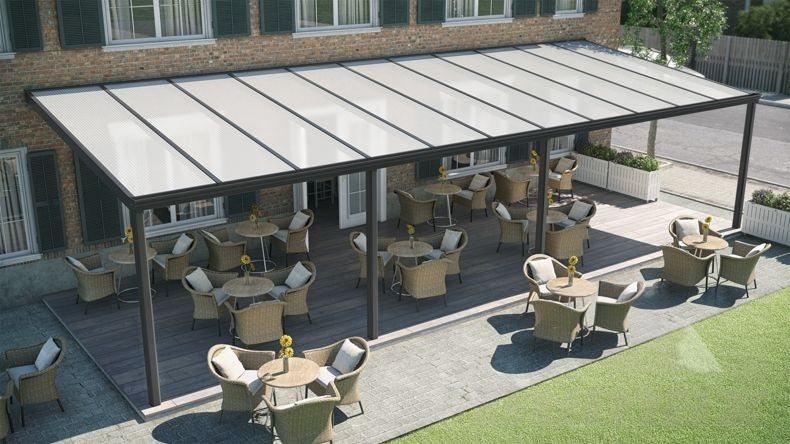 Terrassenüberdachung in matt anthrazit mit Polycarbonat Opal