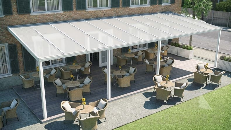 Terrassenüberdachung in matt weiß mit Polycarbonat Opal