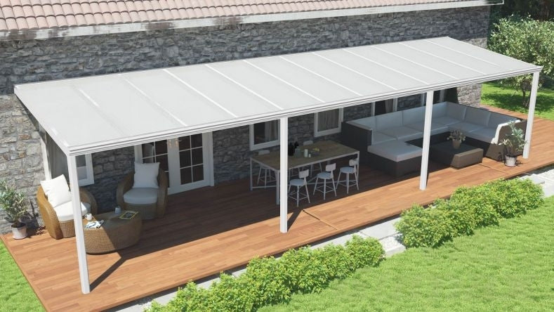 Terrassenüberdachung in matt weiß mit Polycarbonat Opal