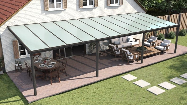 Terrassenüberdachung in matt anthrazit mit Milchglas