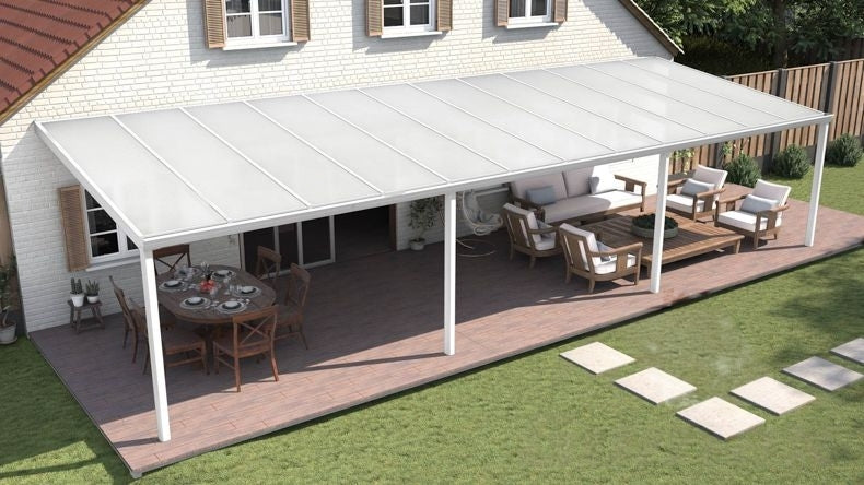 Terrassenüberdachung in matt weiß mit Polycarbonat Opal