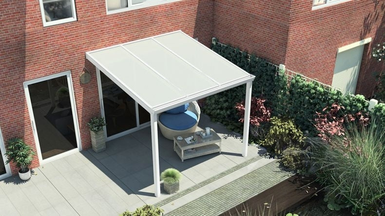 Terrassenüberdachung in matt weiß mit Polycarbonat Opal