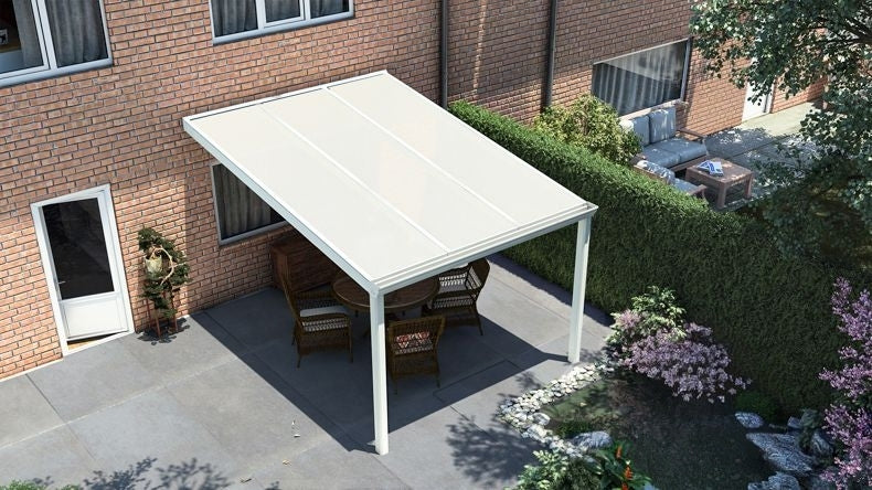 Terrassenüberdachung in matt weiß mit Polycarbonat Opal