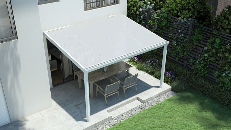 Terrassenüberdachung in matt weiß mit Polycarbonat Opal