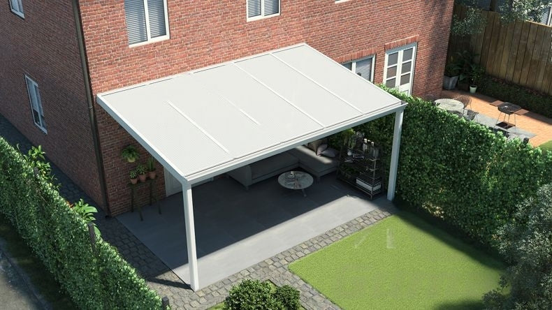 Terrassenüberdachung in matt weiß mit Polycarbonat Opal