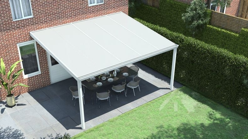 Terrassenüberdachung in matt weiß mit Polycarbonat Opal