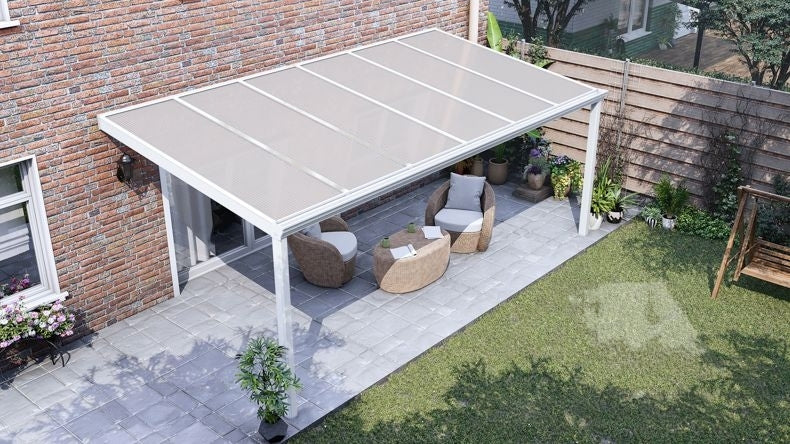 Terrassenüberdachung in matt weiß mit Polycarbonat Opal