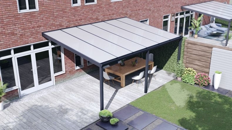 Terrassenüberdachung in matt anthrazit mit Polycarbonat Opal