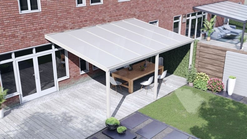 Terrassenüberdachung in matt weiß mit Polycarbonat Opal