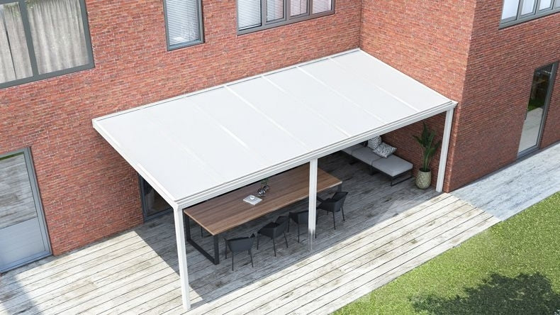 Terrassenüberdachung in matt weiß mit Polycarbonat Opal