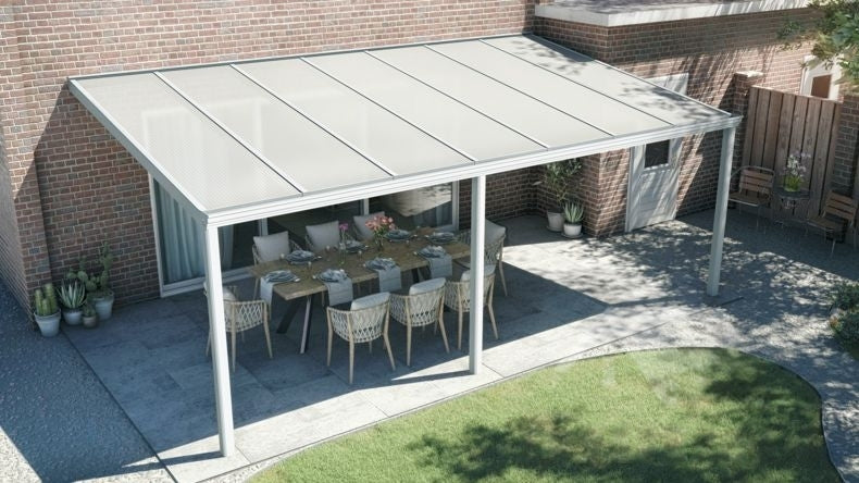 Terrassenüberdachung in matt weiß mit Polycarbonat Opal