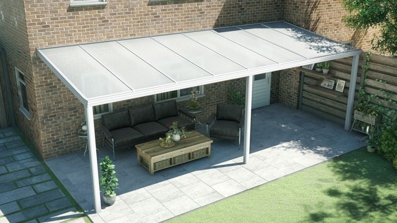 Terrassenüberdachung in matt weiß mit Polycarbonat Opal