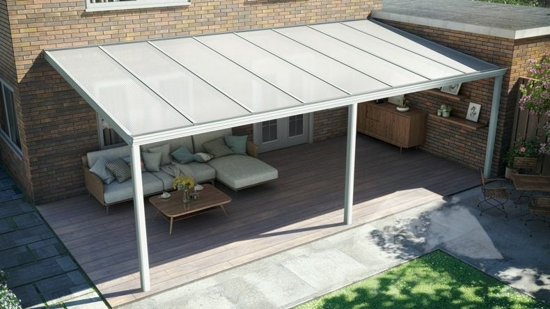 Terrassenüberdachung in matt weiß mit Polycarbonat Opal