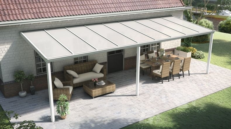 Terrassenüberdachung in matt weiß mit Polycarbonat Opal