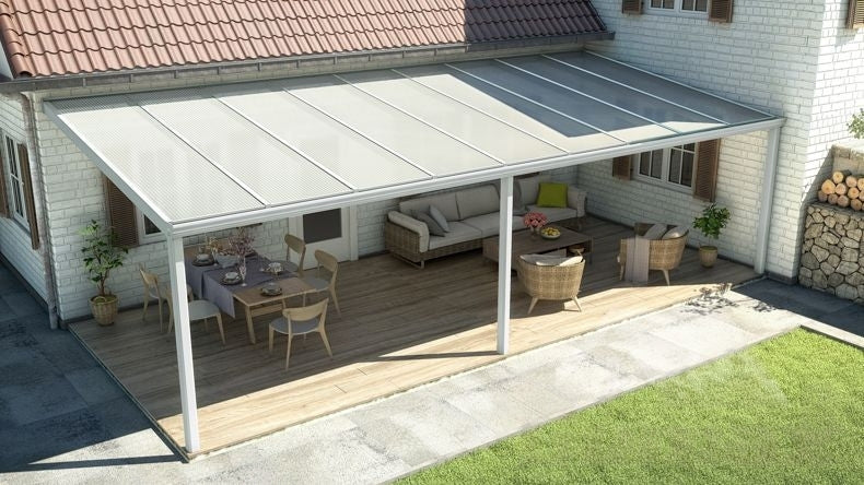 Terrassenüberdachung in matt weiß mit Polycarbonat Opal