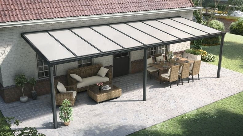 Terrassenüberdachung in matt anthrazit mit Polycarbonat Opal